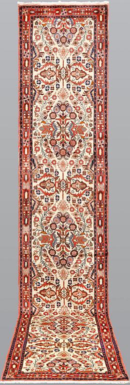 A Hamadan runner, approx. 386 x 75 cm.