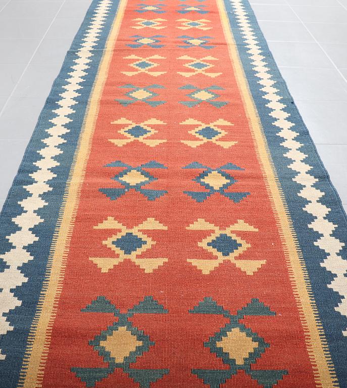 A FLATWEAVE RUNNER RUG, 288 x 83 cm.