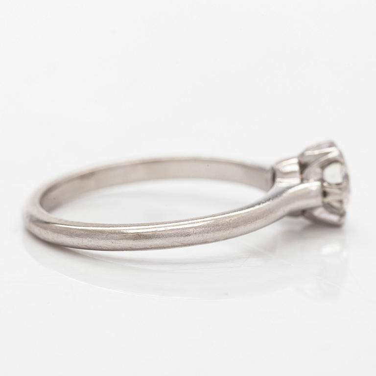 Ring, solitär, platina och en briljantslipad diamant.