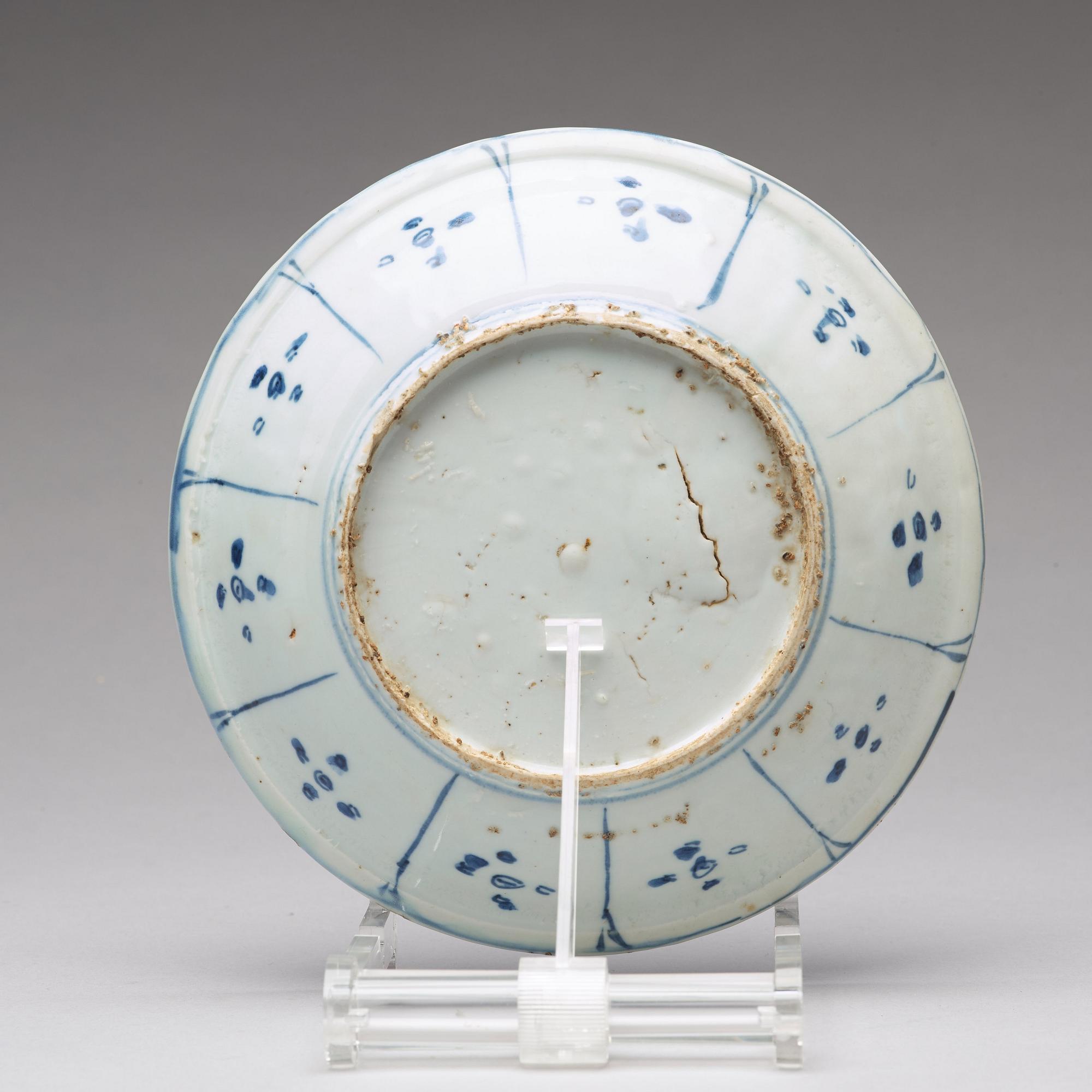 A set of three blue and white dishes, Ming dynasty, Wanli (1572-1620).