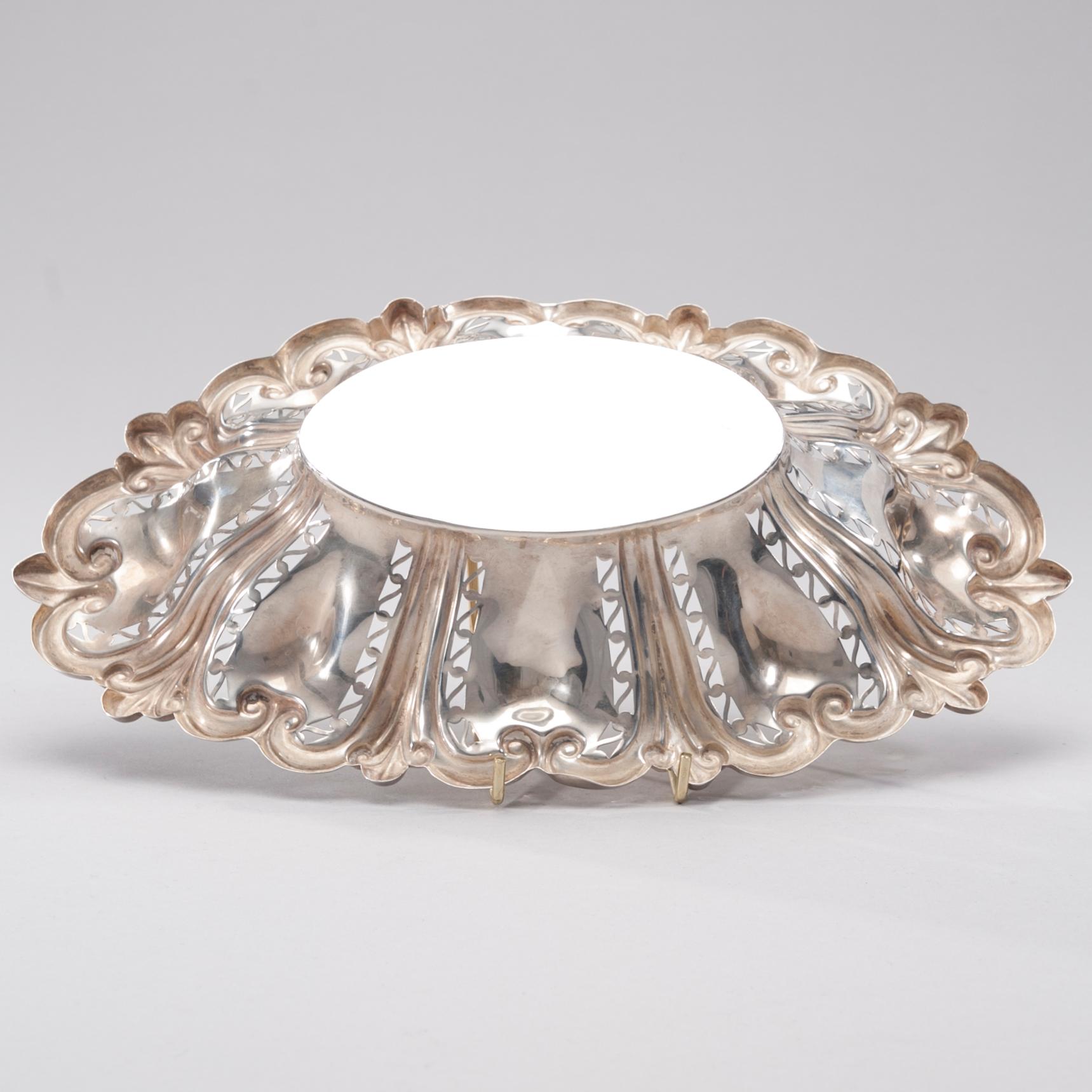 SKÅL silver, London 1897, bär finska kontrollstämplar. Vikt ca 264,5 g.