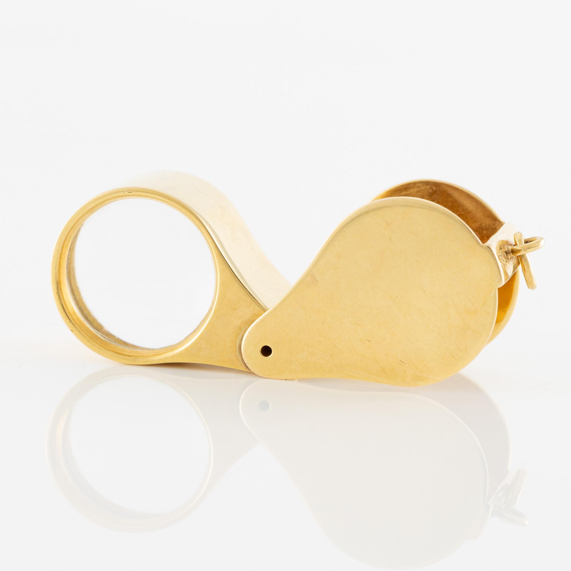 A loupe in 18K gold.