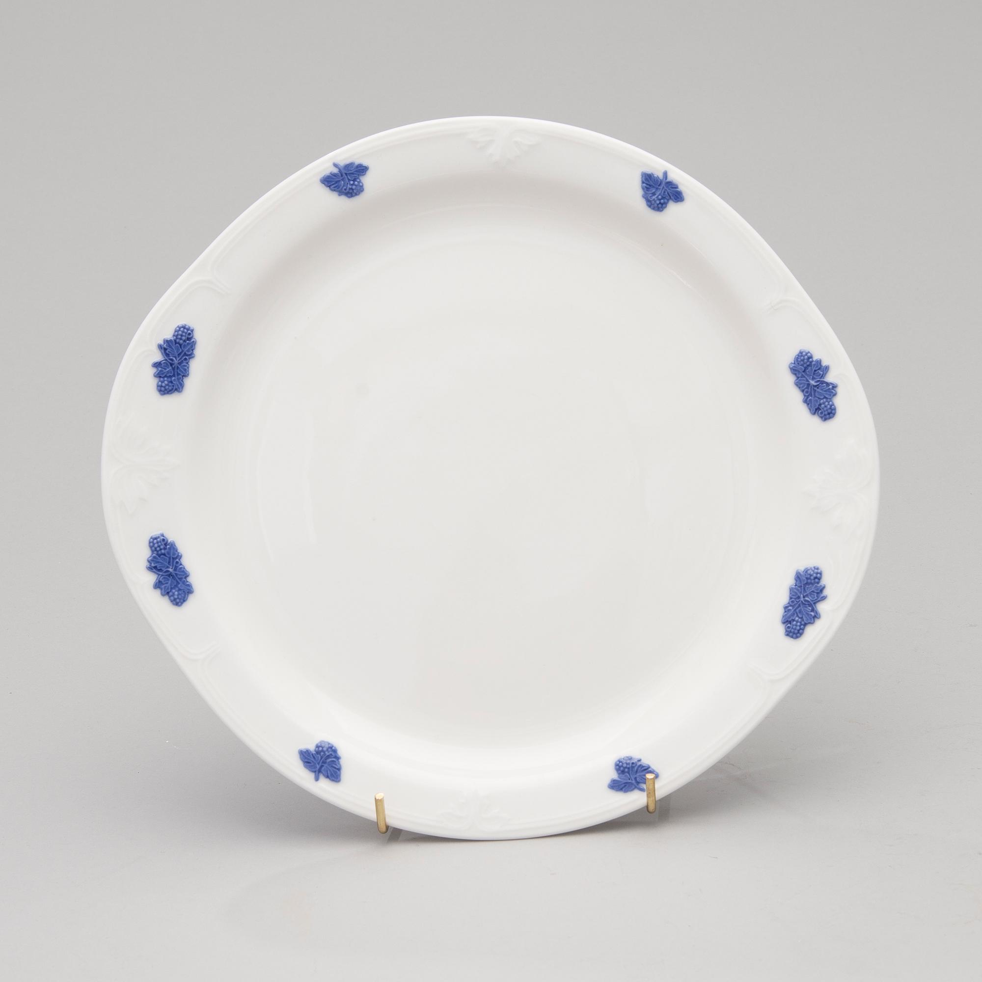 A 43-piece porcelain dinnerware set, "Blå blom", Gustavsberg.