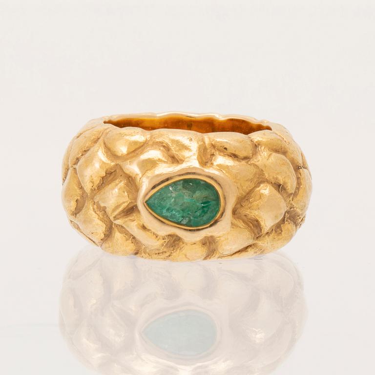 An 18K gold ring set with a pear-shaped emerald KEPPLER KERN.