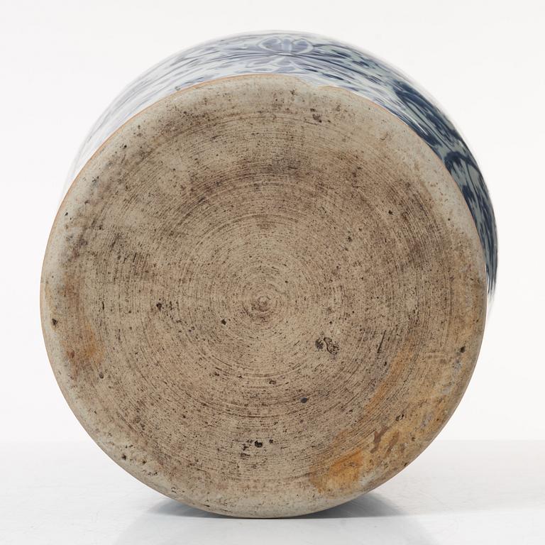 A Chinese blue and white porcelain jar with cover, Qing dynasty, Kangxi (1662-1722).