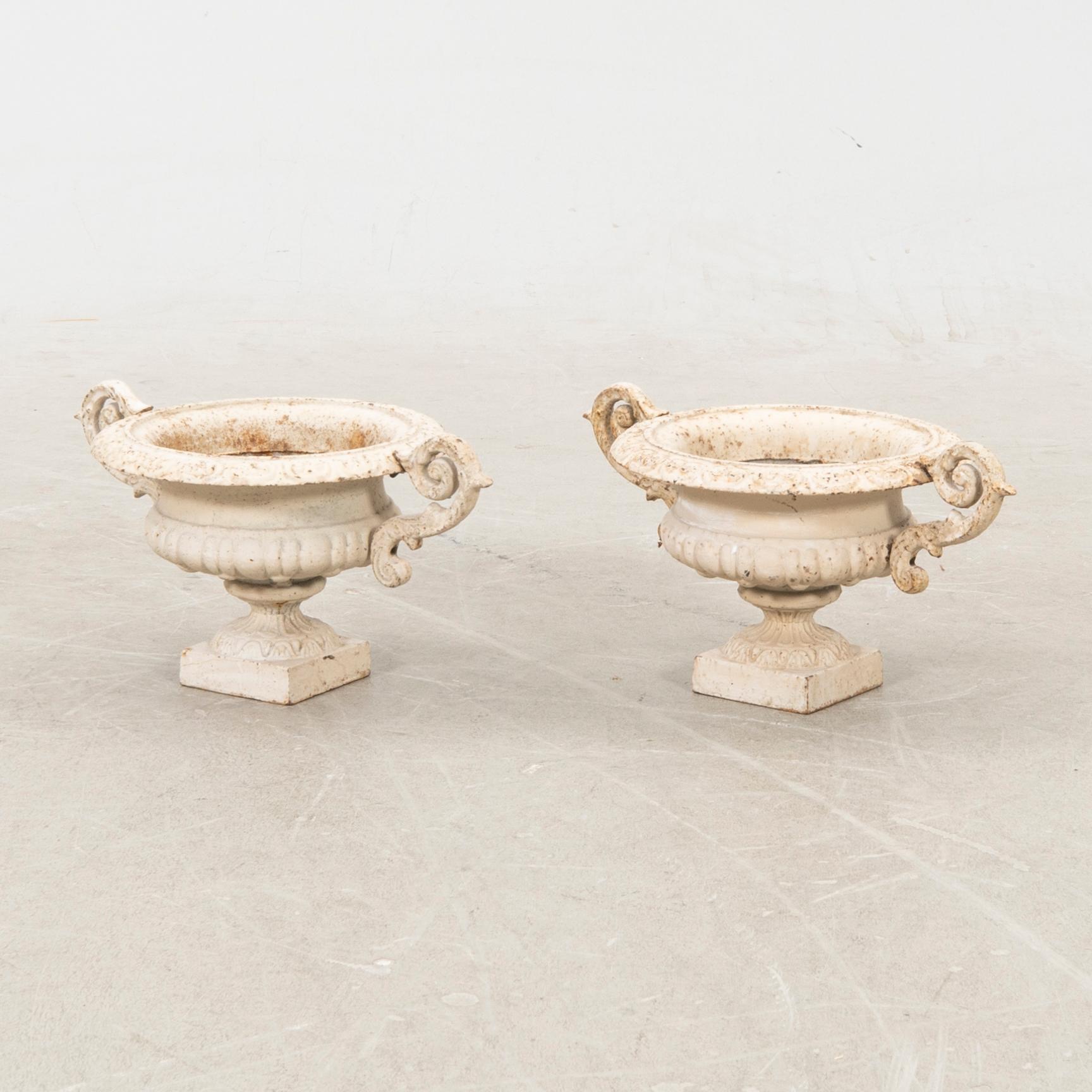 Garden urns, a pair of cast iron from the first half of the 20th century.