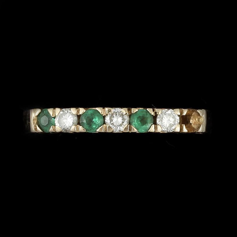 RING, 18k guld med små briljantslipade diamanter och smaragder. Vikt ca 2,8 gram.