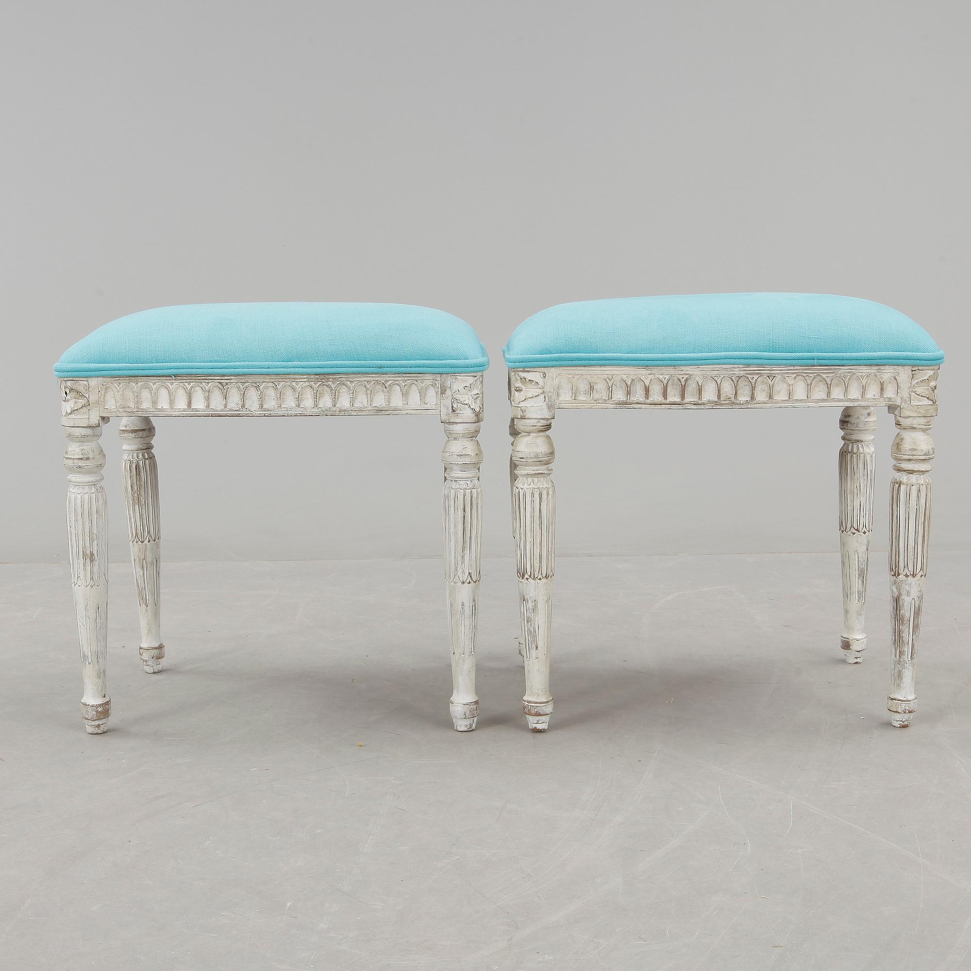 TABURETTER, ett par, gustaviansk stil, omkring 1900-tal.