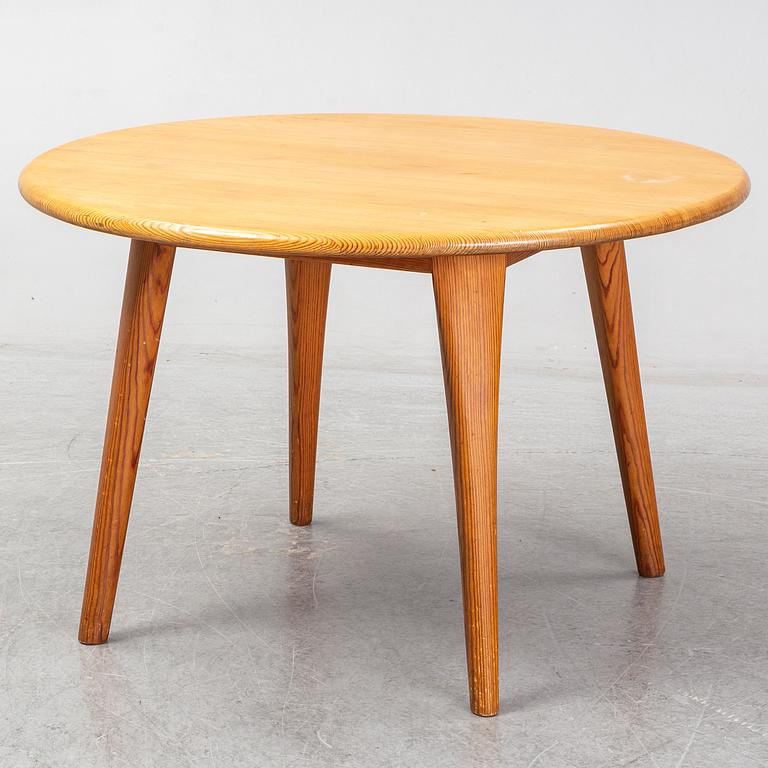 A Swedish 1960s pinewood round sofa table, design CARL MALMSTEN.