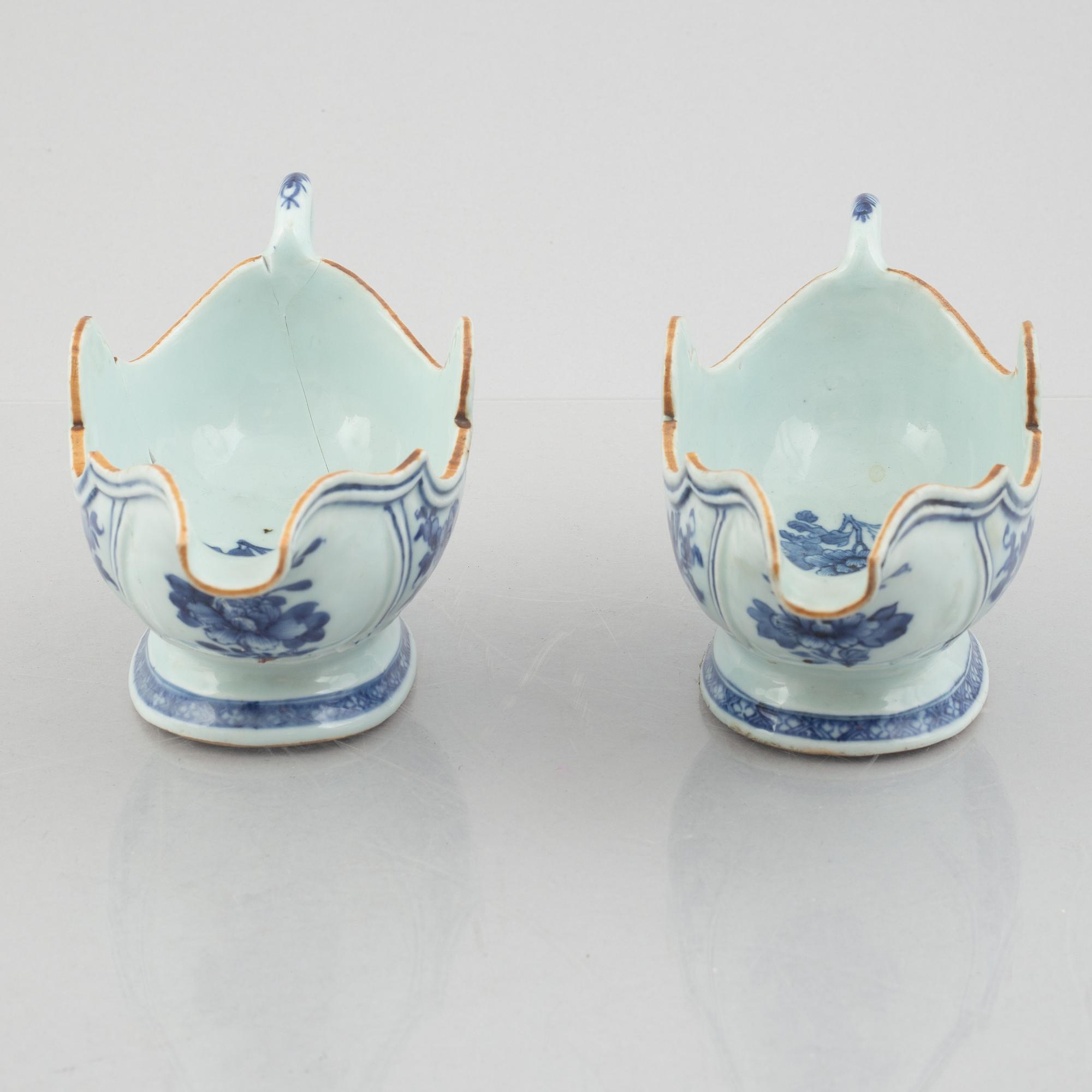 A pair of blue and white Chinese porcelain sauce boats and a pair of plates, Qing dynasty, Qianlong (1736-95).