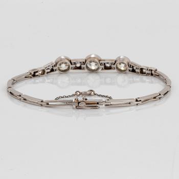 Armband platina med tre gammalslipade diamanter total vikt ca 3.25 ct.