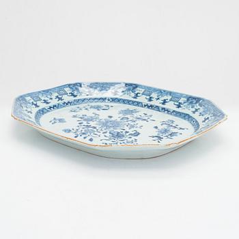 A blue and white porcelain serving dish, Qianlong (1736-95) China.