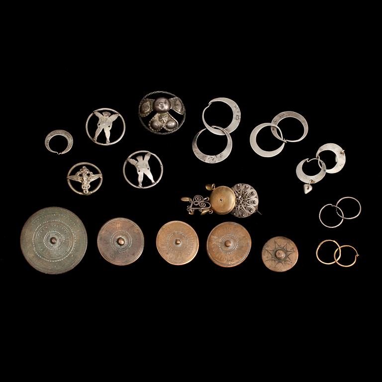 PARTI DRÄKTSMYCKEN, ca 65 delar. Delvis silver. Diverse mästare. 1800/1900-tal.