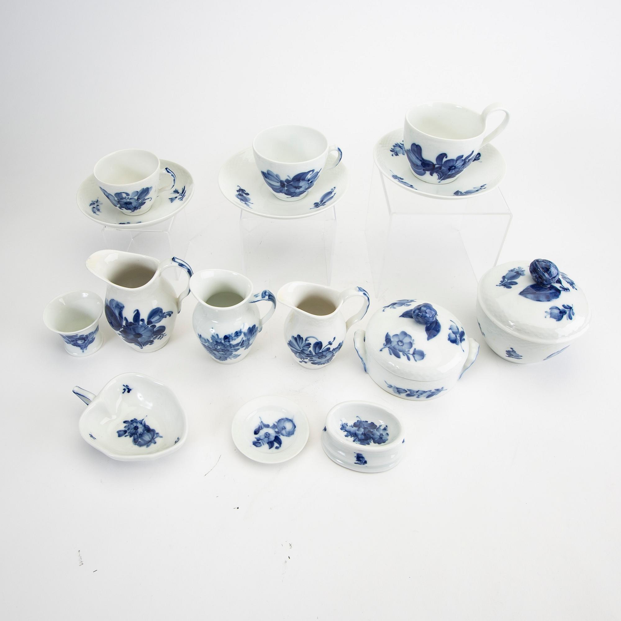 Service "Blå blomst" 74 dl Royal Copenhagen Denmark 1900s porcelain.
