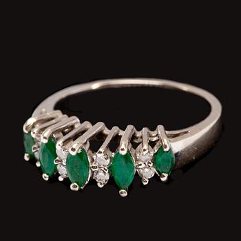 RING, 14k vitguld, 5 navetteslipade smaragder, 8 mindre enkelslipade diamanter. Vikt ca 4g.
