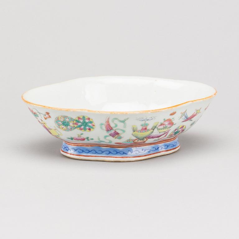 A CHINESE PORCELIAN BOWL, late Qing dynasty, circa 1900.