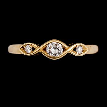 RING, 18 k guld med 3 briljantslipade diamanter. Vikt ca 2 gram.