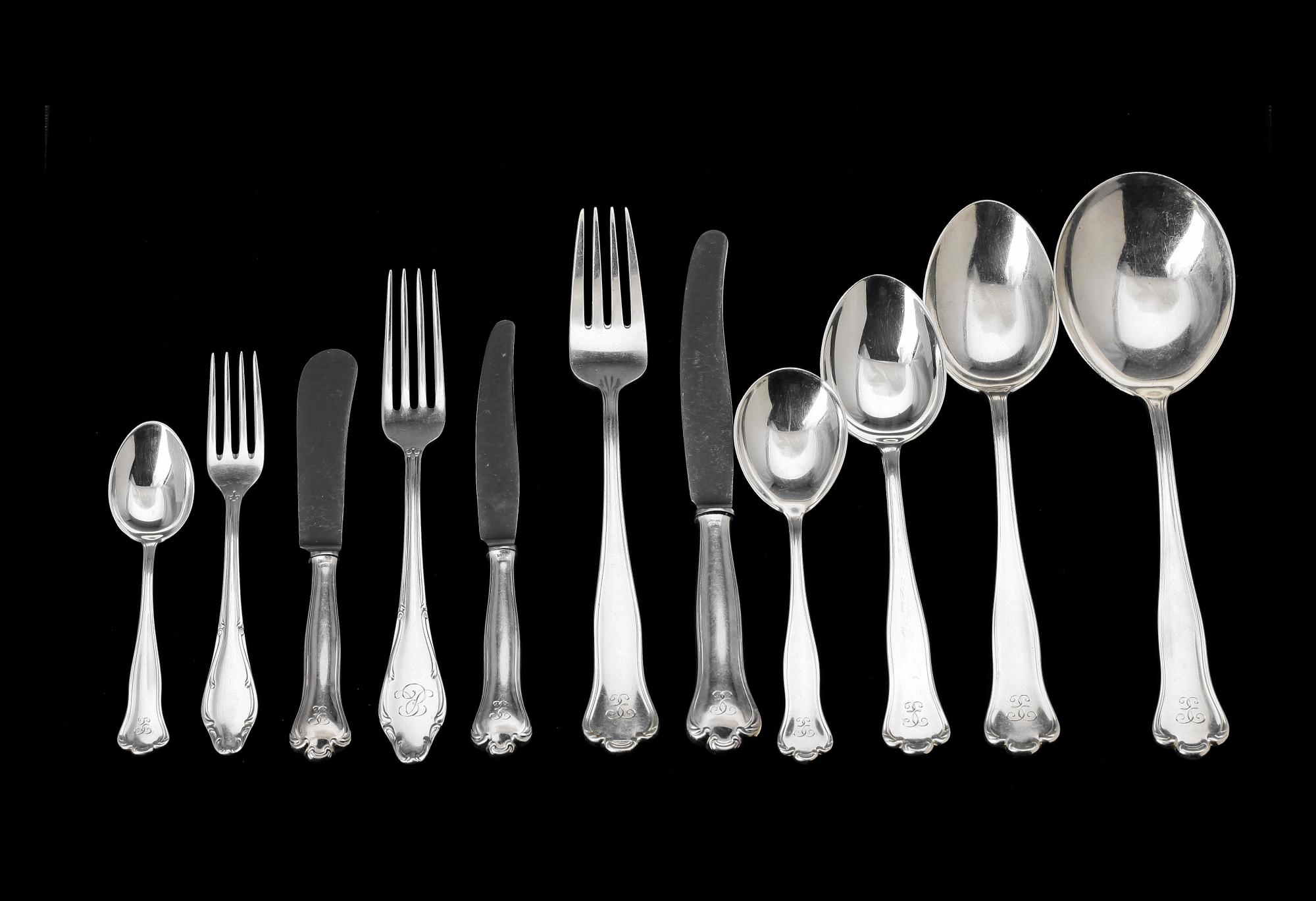 BESTICKSERVIS, mestadels sterlingsilver, "Symfoni", främst Hallbergs, 1900-tal. Tot vikt ca 3300g.