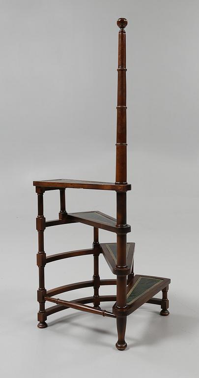 BIBLIOTEKSSTEGE, engelsk stil, 1900-talets andra hälft.