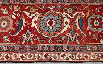 A carpet, an antique Heriz, ca 564,5 x 587,5 x 376,5-380 cm.