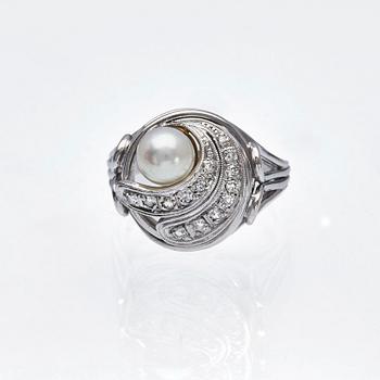RING, 18K vitguld med åttkantslipade diamanter, ca 0.20 ct samt odlad saltvattenspärla.
