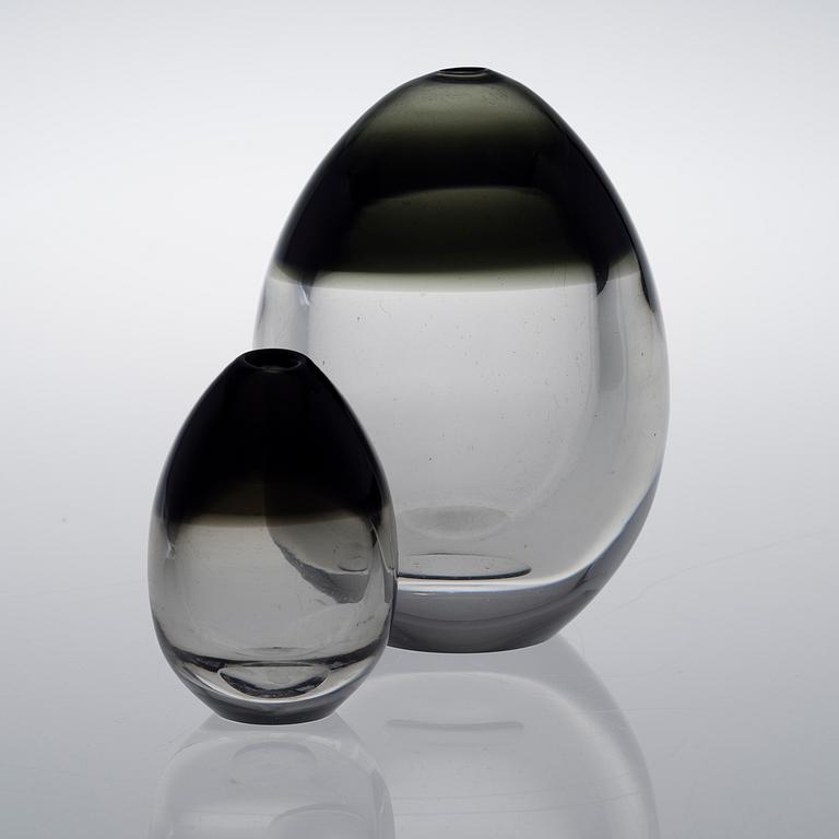 TIMO SARPANEVA, GLASSKULPTUR, 2 ST. Ägg. Sign. Timo Sarpaneva, Iittala 57 och 58.