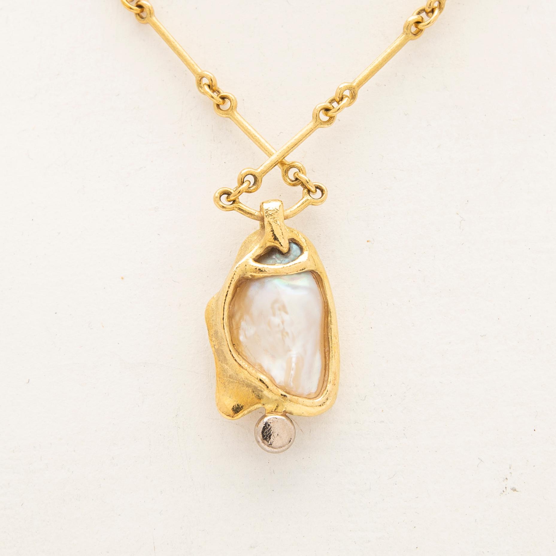 Magnus G:son Liedholm, Collier, 18k med pärlemor.