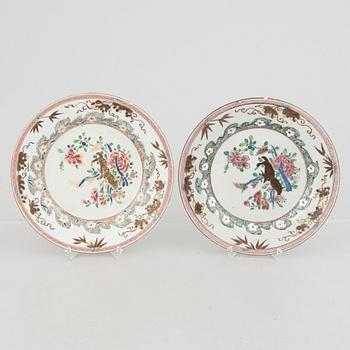 Two pairs of Chinese export porcelain plates, Qing dynasty, first half of the 18th century including  Yongzheng.