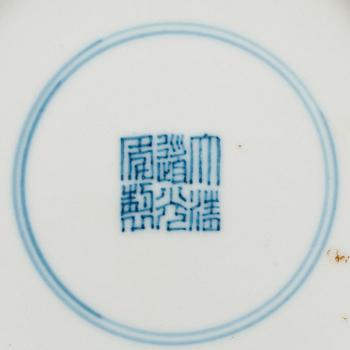 SKÅLFAT, tre stycken, porslin. Qing dynastin, med Daoguang sigillmärke.