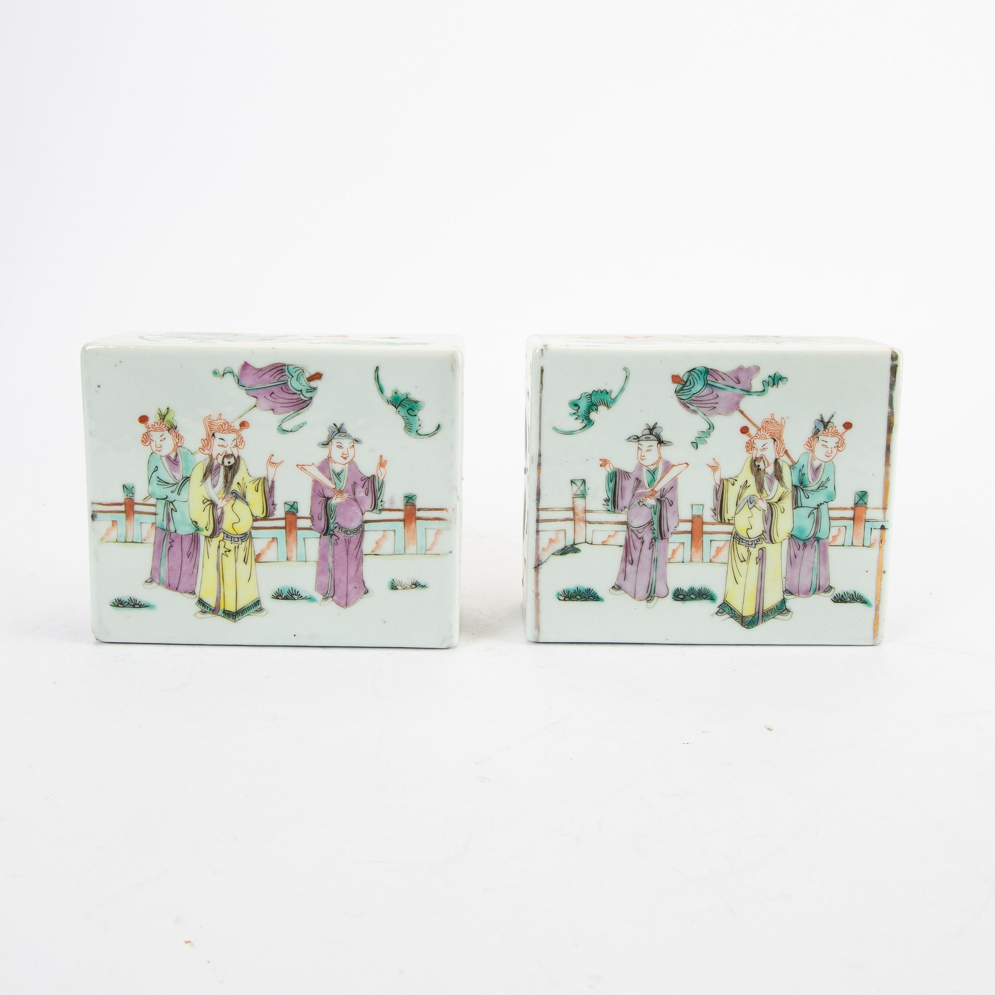 Kuddar, två stycken, porslin. Kina, tidigt 1900-tal.