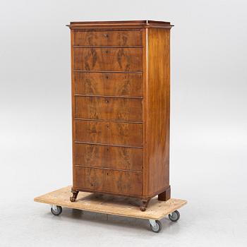 A mahogany veneered chest of drawers, 19th Century.