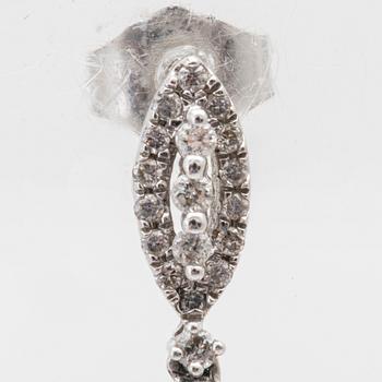 Earrings in 14K white and red gold with round brilliant-cut diamonds.