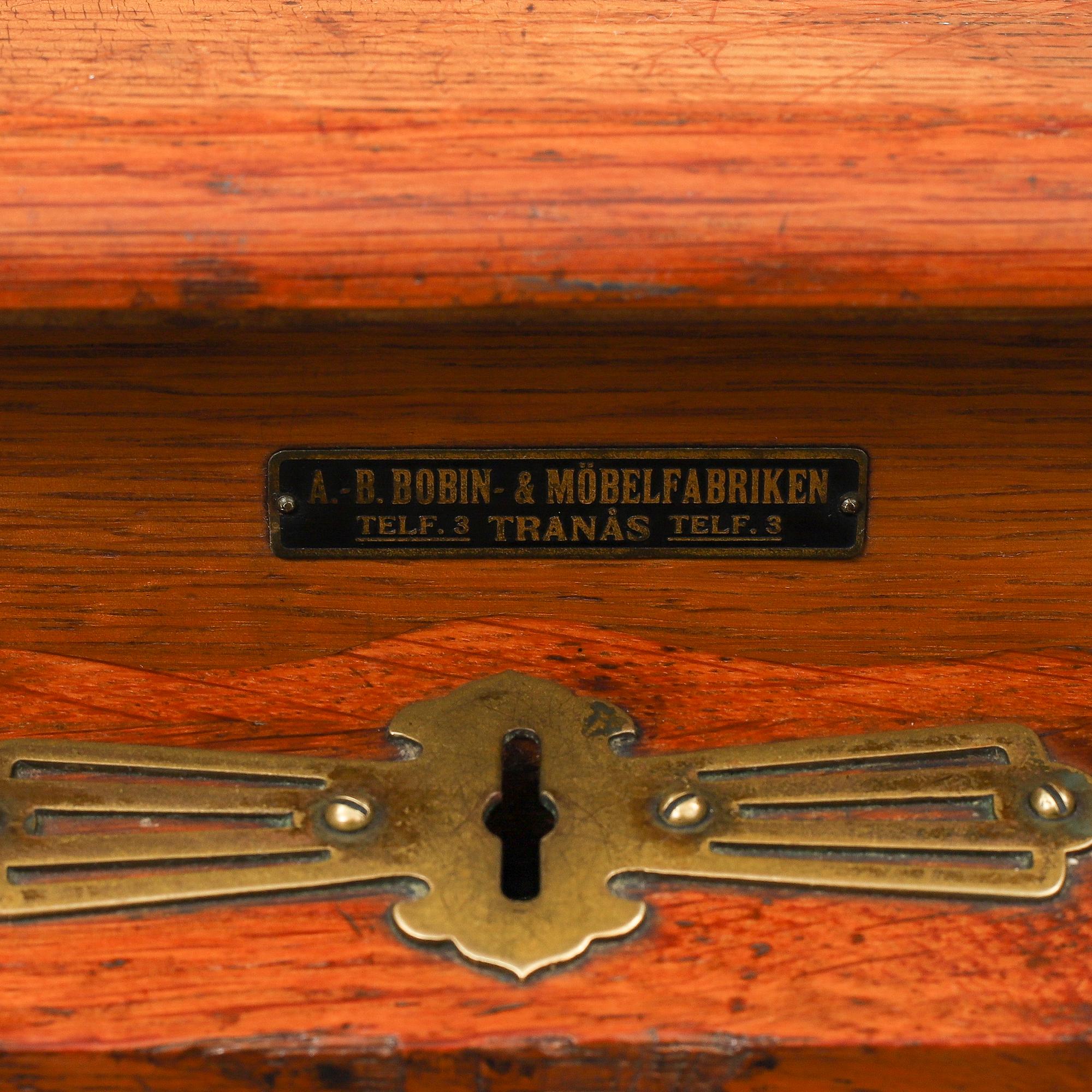 A cabinet from the forst half of the 20th century.