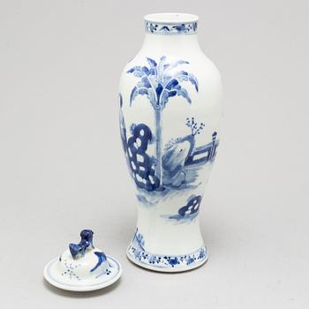 14 porcelain objects, Qing dynasty, China and Japan.