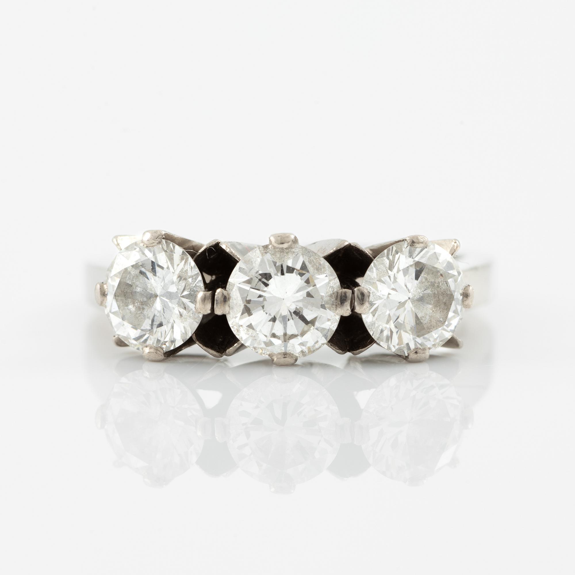 Ring, A.Tillander,  18K vitguld med tre briljantslipade diamanter.