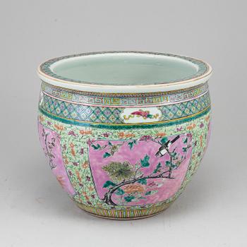 A famille rose pot, Qing dynasty, late 19th century.