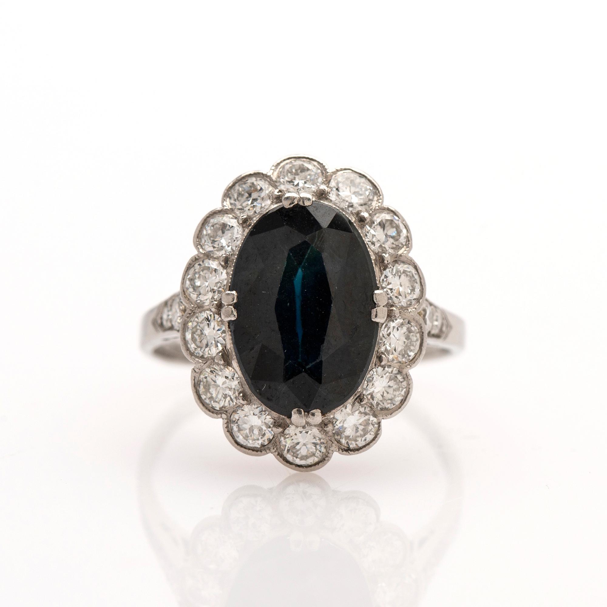 Ring, 18k vitguld, safir, diamanter.