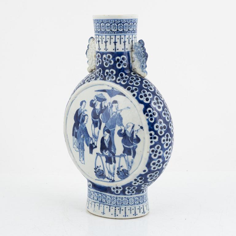 A Chinese blue and white porcelain moonflask, Qing dynasty, 19th century.