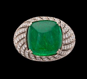 RING, cabochonslipad smaragd, 6.84 ct med briljantslipade diamanter, tot. 1.20 ct.