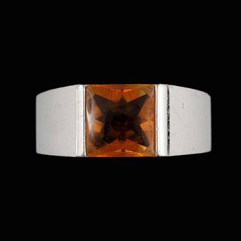 RING, 18k vitguld med prinsesslipad citrin, "Citrine tank ring", Cartier. Vikt ca 13,5 gram.