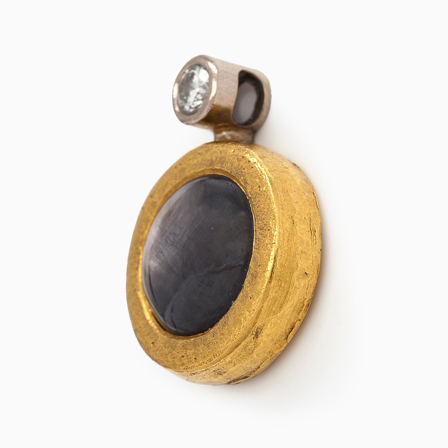 Pendant, cabochon-cut star sapphire, brilliant-cut diamond, 18K gold.