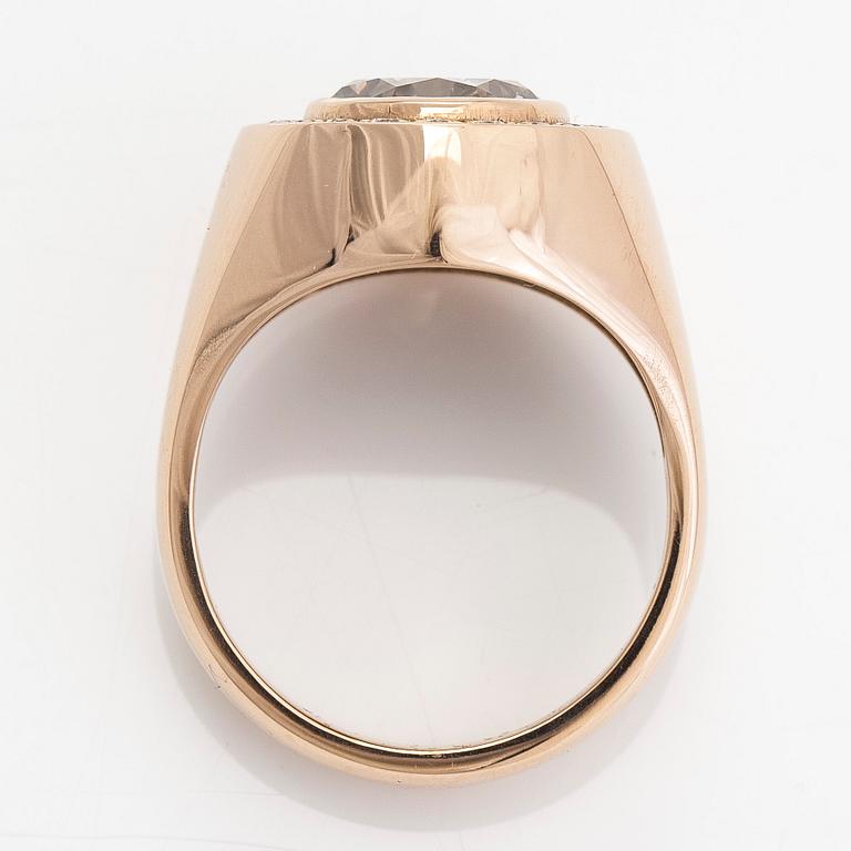 Ring, 14K guld, med briljantslipade diamanter totalt ca 4.80 ct. Jarkko Perälä, Vasa. Med SJL- intyg.