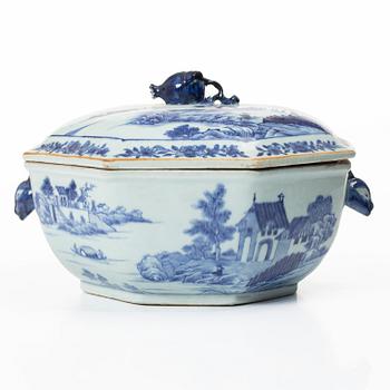 A Chinese blue and white export porcelain tureen with cover, Qing dynasty, Qianlong (1736-95).