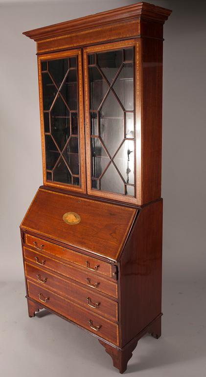 KIRJOITUSKAAPPI VITRIINILLÄ / BUREAU CABINET, englantilainen tyyli, vuosisadanvaihde 1800/1900.