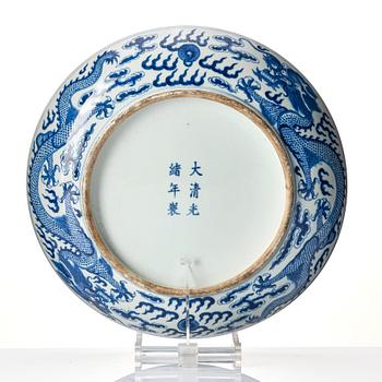 Fat, porslin. Qingdynastin, med Guangxus märke och period (1875-1908).