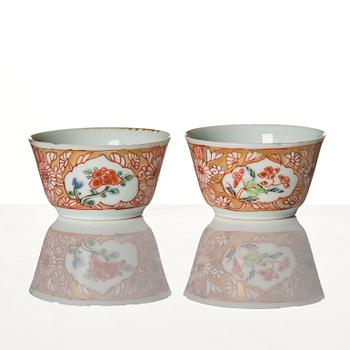 Miniatyrkoppar med fat, ett par, porslin. Qingdynastin, 1700-tal.