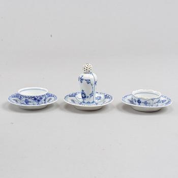 Royal Copenhagen, mat- samt kaffeservis, 85 delar, porslin. "Musselmalet", Danmark, 1900-tal.