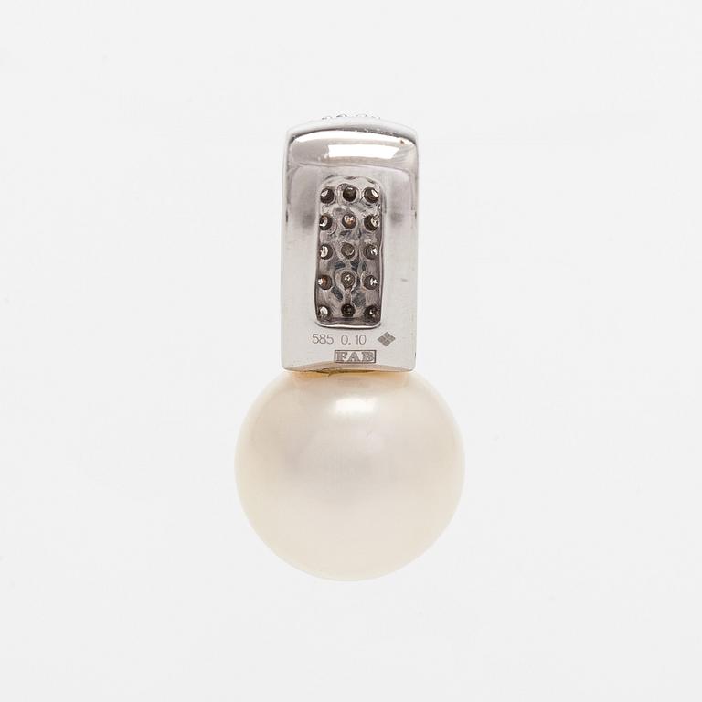 Hänge, odlad pärla, åttkantslipade diamanter, 14K vitguld.