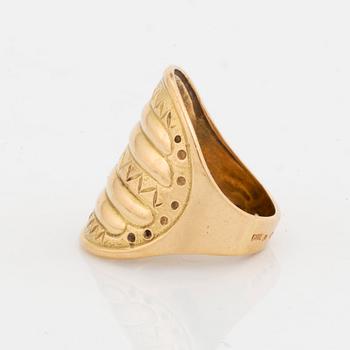 A ring and a pair of earrings in 18K gold.