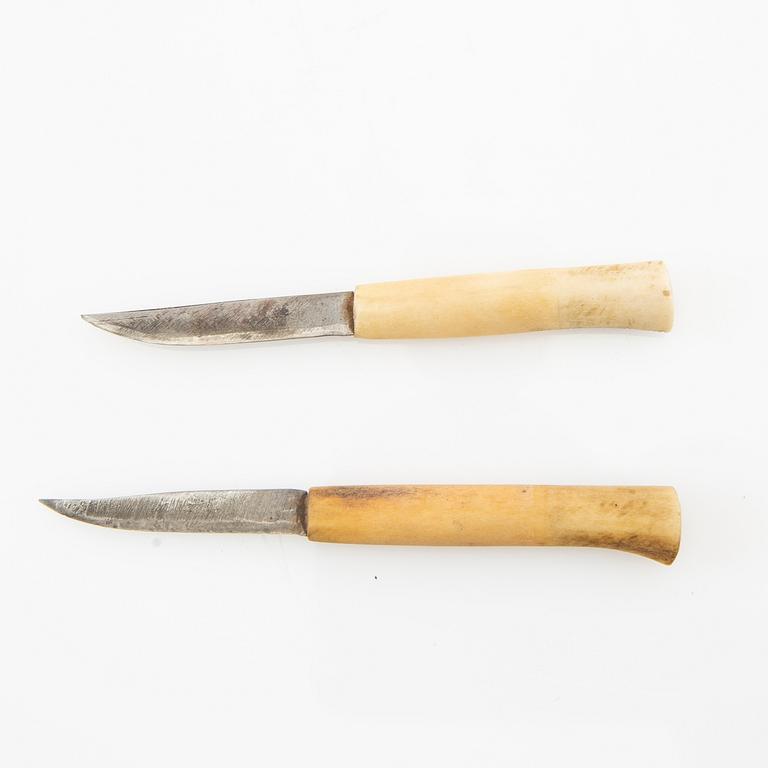 Miniature half-horn knives, 2 pcs. and three bone rings including Nikolaus Fankki.